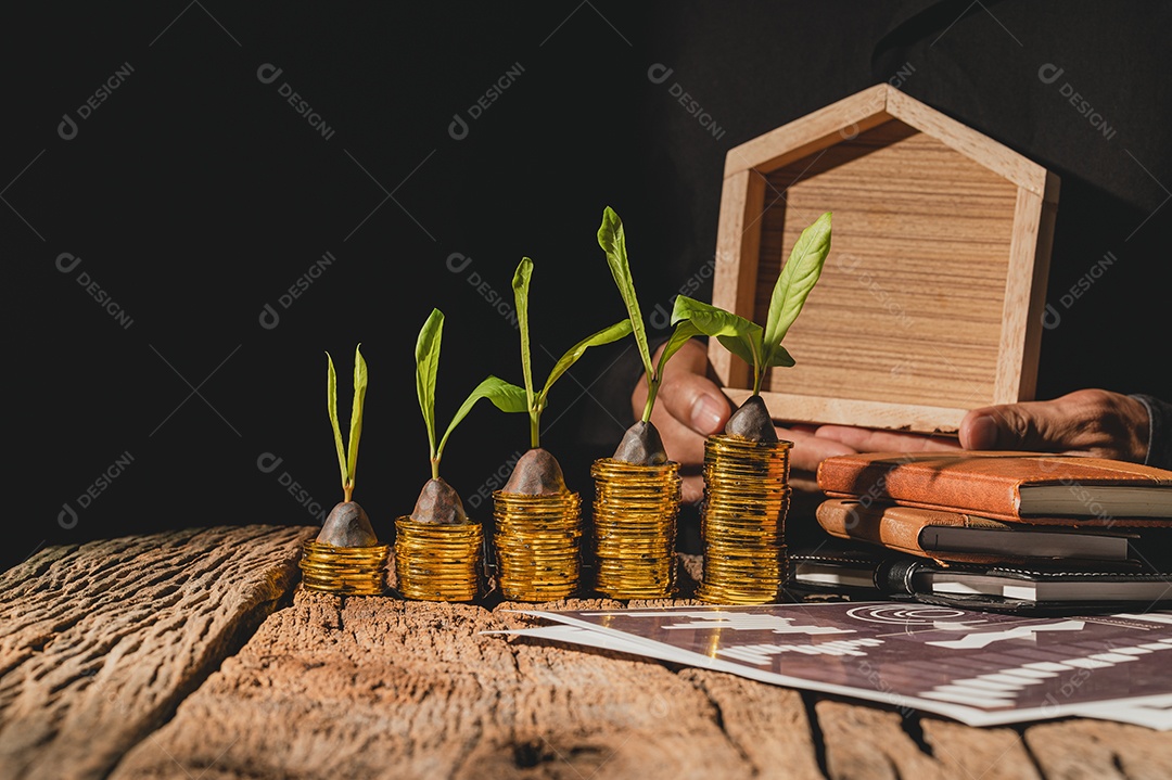 Pessoa seguram madeira, símbolo de casa, conceito de economia de dinheiro.