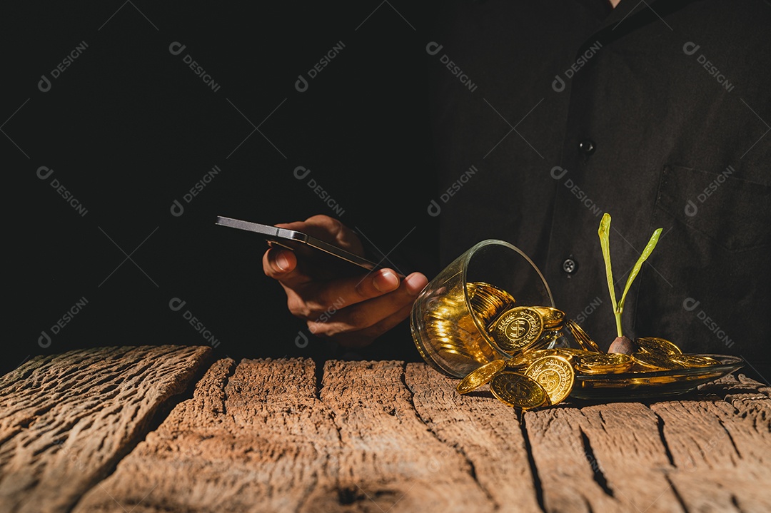 Pessoa de negócios olhando relatórios financeiros via smartphone