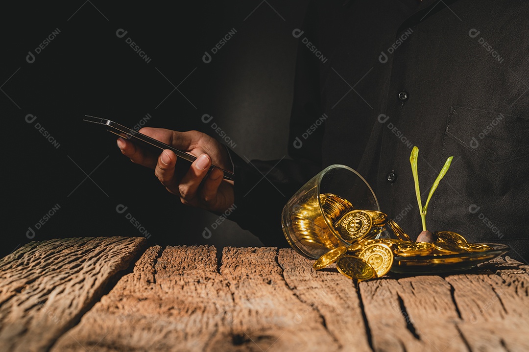 Pessoa de negócios olhando relatórios financeiros via smartphone