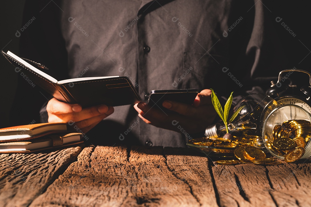 Pessoas de negócios olhando relatórios financeiros via smartphone