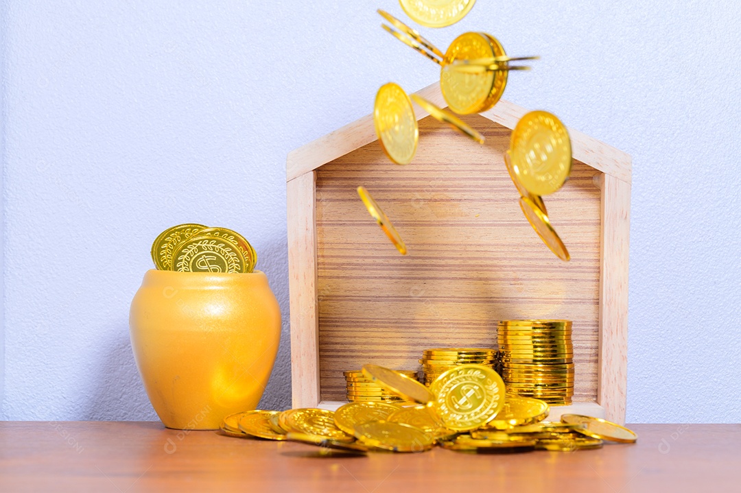 O conceito de casa da etapa de pilha de dinheiro economizando dinheiro cena de fundo branco