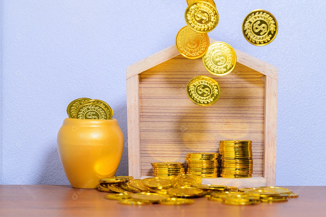 O conceito de casa da etapa de pilha de dinheiro economizando dinheiro cena de fundo branco