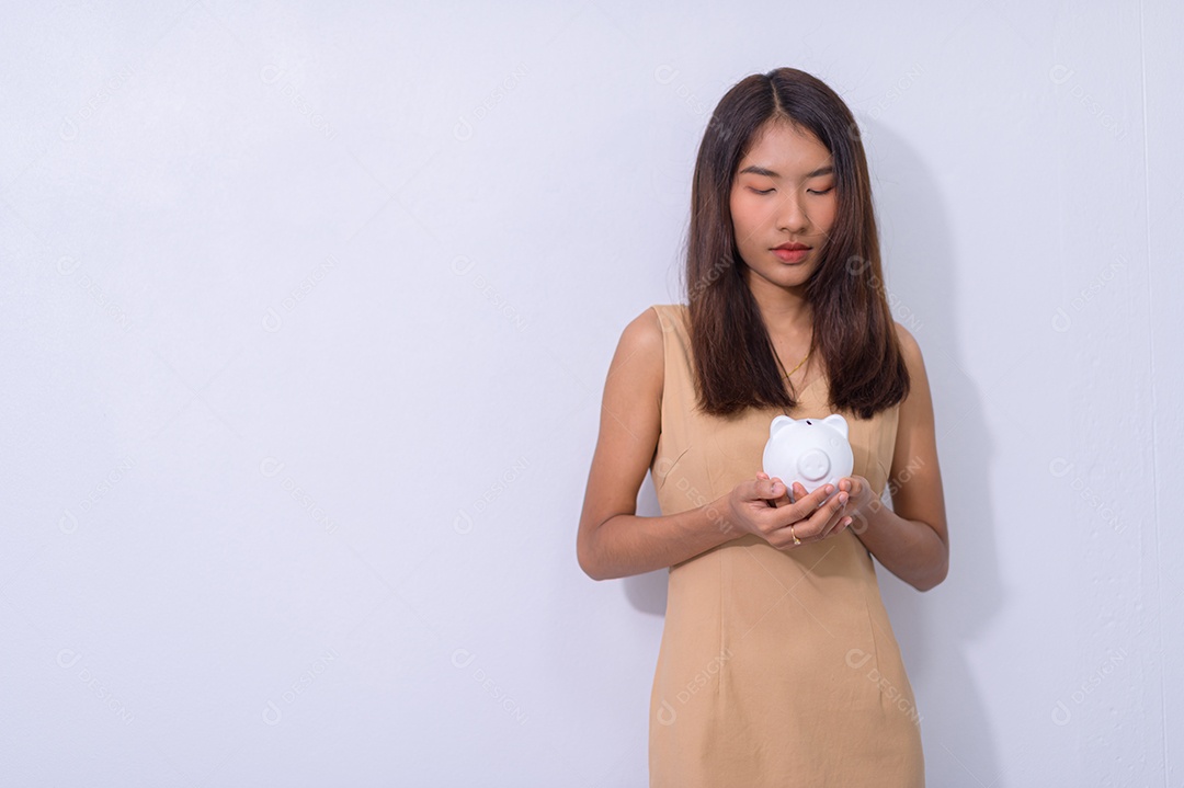 O conceito de mulher de negócios economizando dinheiro em um cofrinho