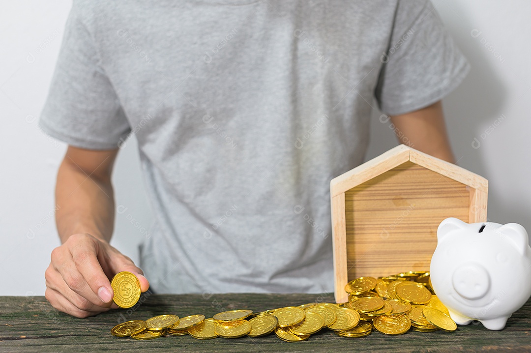 O conceito de um empresário crescendo para economizar dinheiro