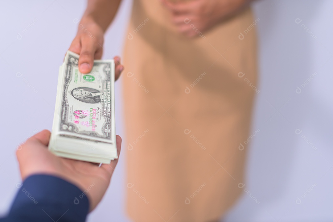 Ideia de mulher de negócios ganhando dinheiro e economizando dinheiro