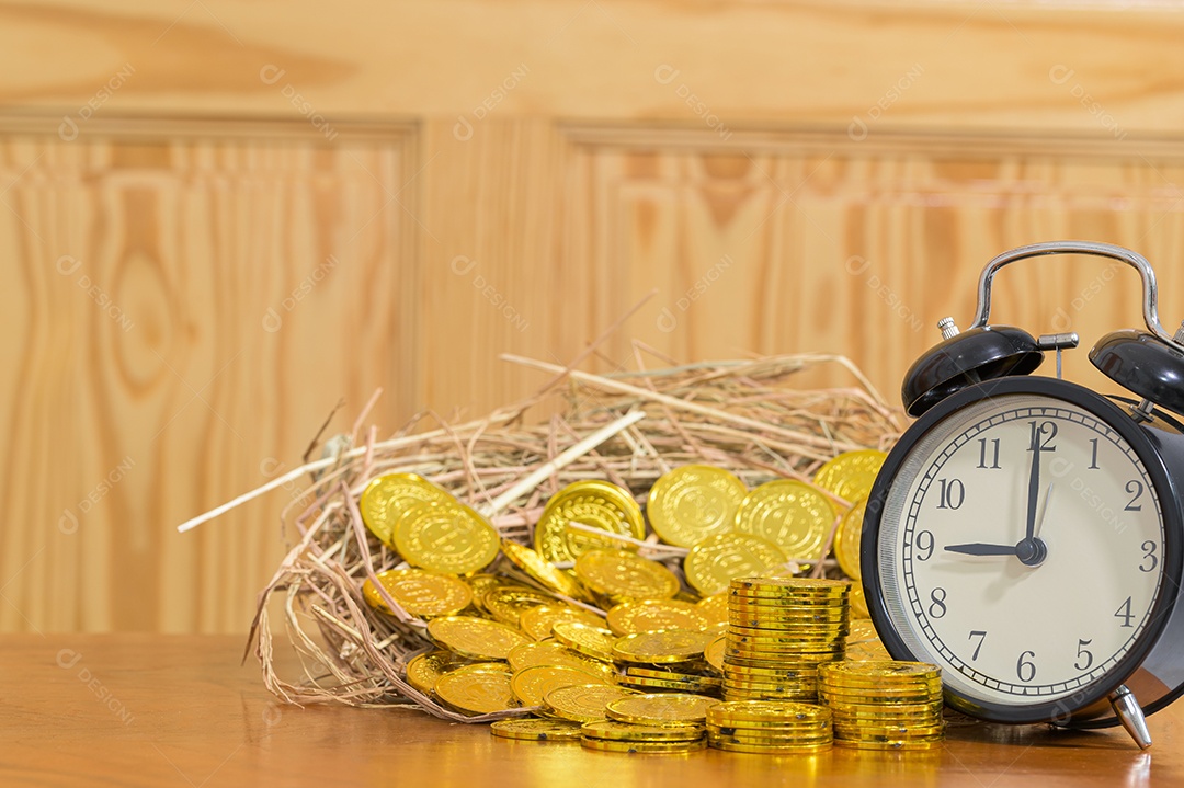 A ideia de ganhar dinheiro, arrecadar dinheiro é colocada em um canudo.