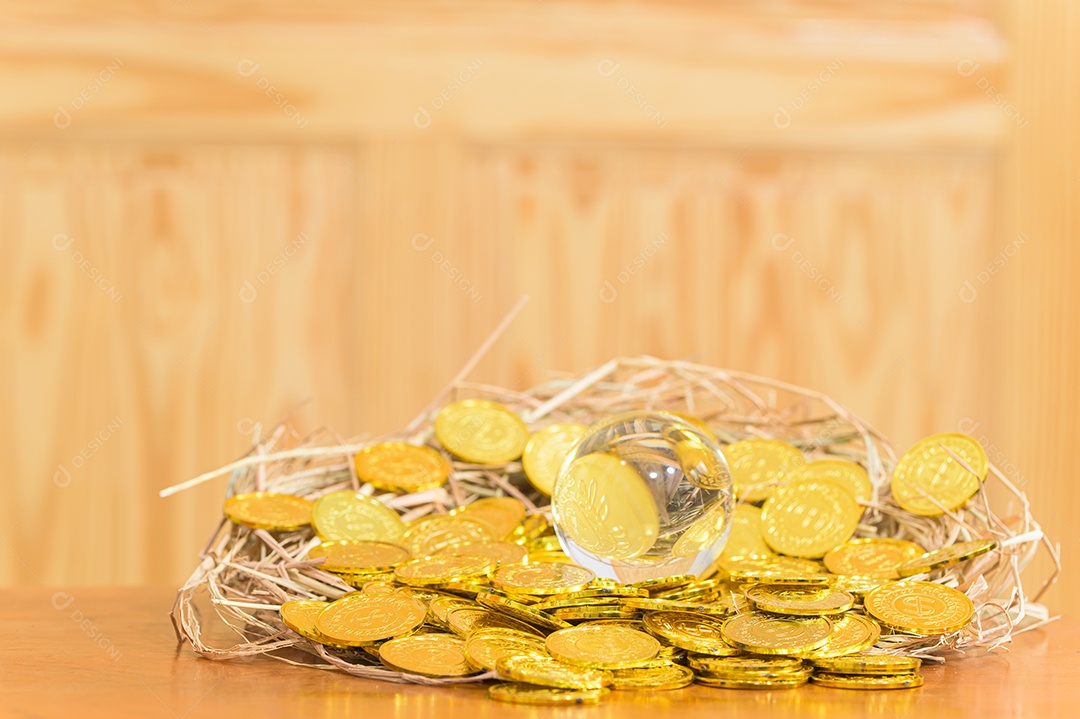 A ideia de ganhar dinheiro, arrecadar dinheiro é colocada em um canudo.