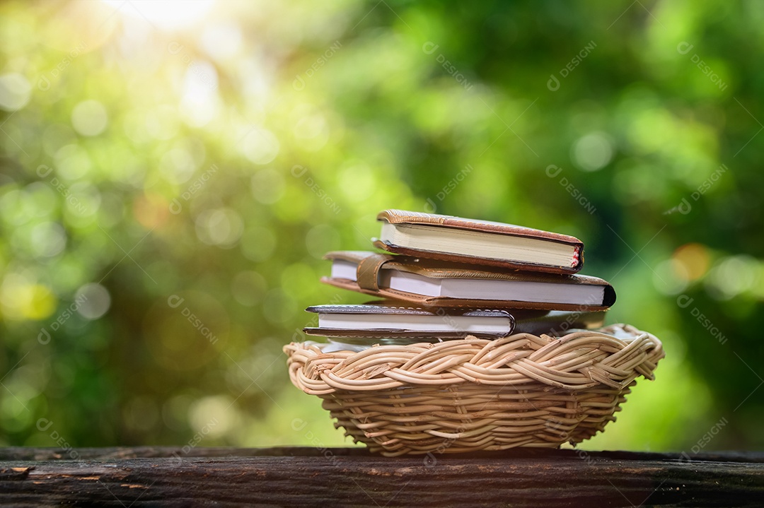 Caderno colocado sobre um fundo de madeira com bokeh