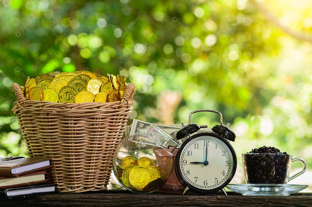 Planta crescendo em dinheiro de moedas de poupança fundo verde Bokeh com luz do sol