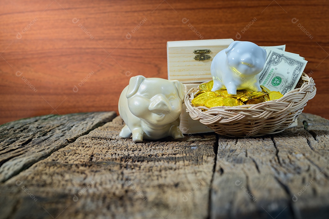 Ideias para economizar dinheiro, baús de tesouro e pilhas de moedas