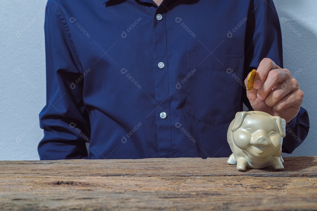 Empresário economizando dinheiro com cofrinho