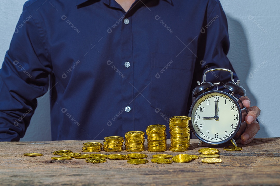 Empresários economizam dinheiro para crescer nos negócios