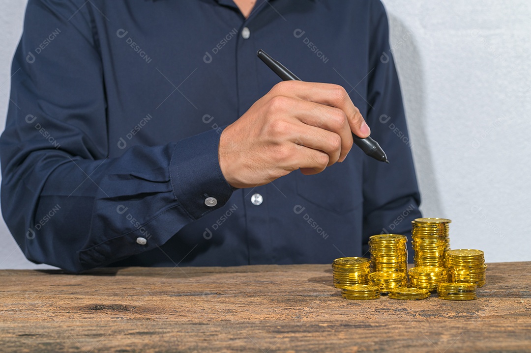 Empresário economizam dinheiro para crescer nos negócios