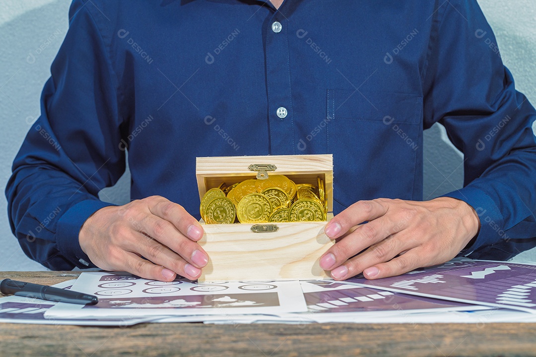 Empresário verifica documentos de contas e ideias de economia de dinheiro