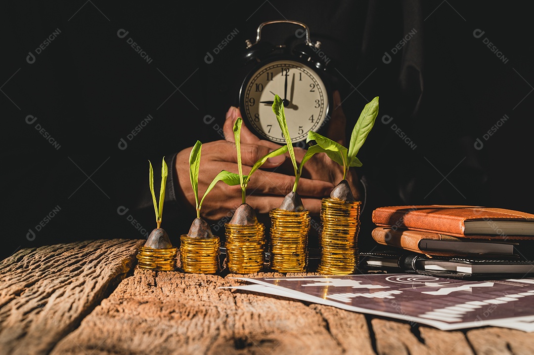 Empresário trabalham para ganhar dinheiro em smartphones