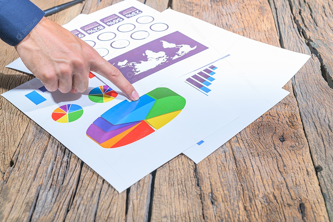 Funcionário verifica documentos de crescimento de negócios