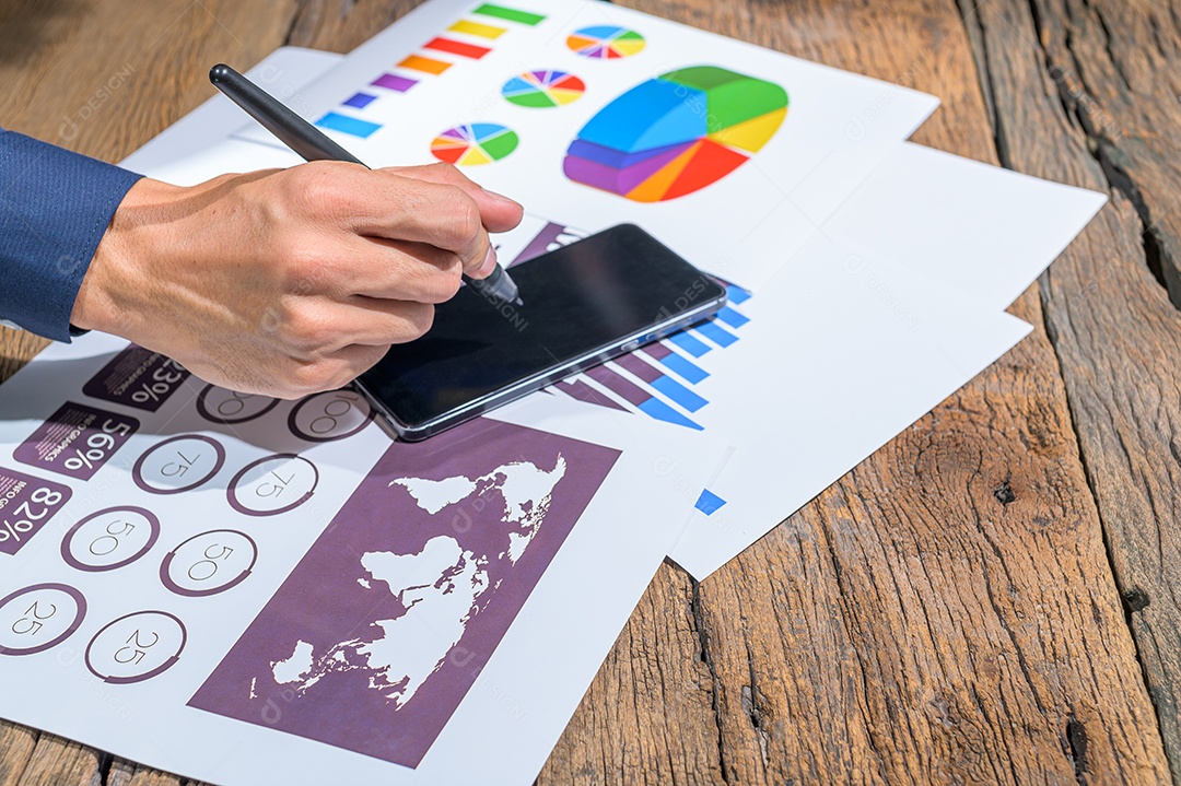 Funcionário verifica documentos de crescimento de negócios