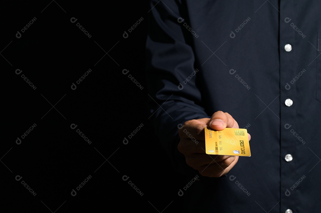 Um empresário mostrando um cartão de crédito