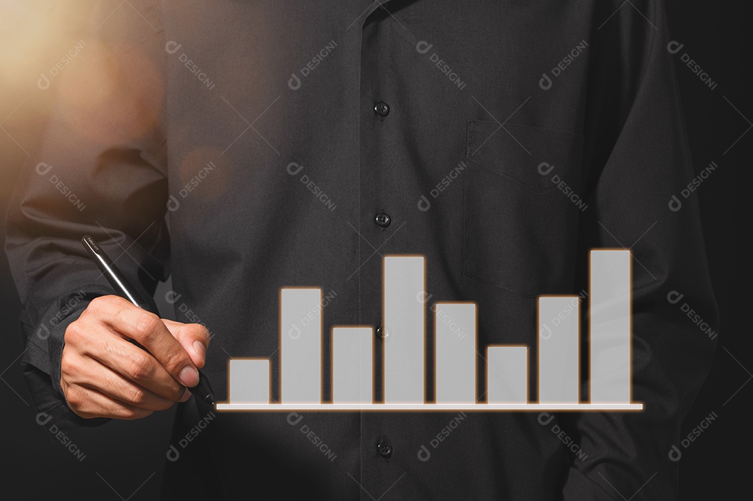 Homem mostrando gráfico de gráfico de barras de crescimento de negócios