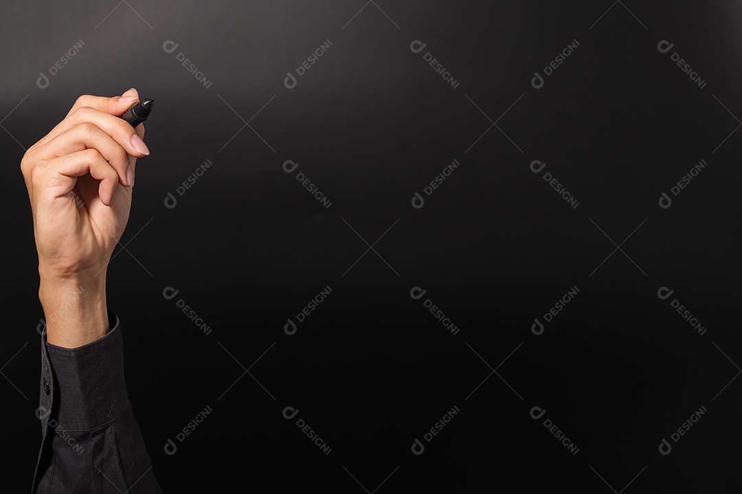 Homem com uma caneta usando um vestido preto