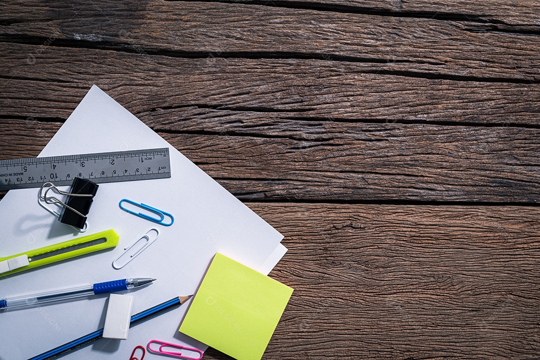 Papel e artigos de papelaria colocados na vista superior da mesa