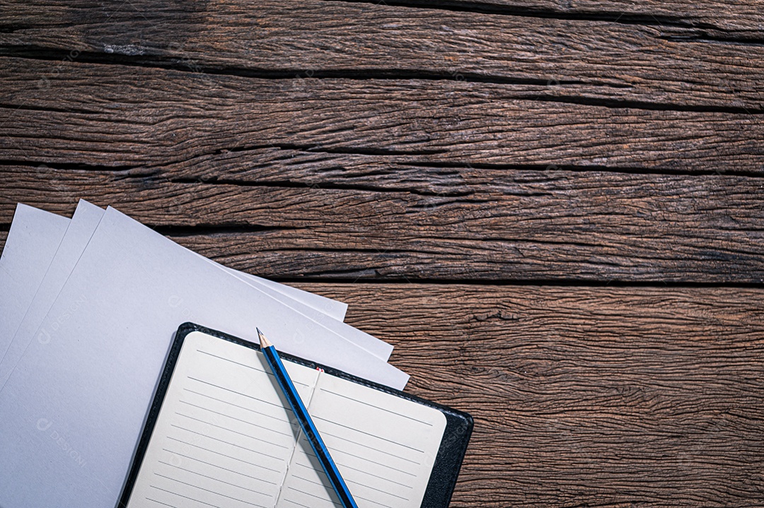 Um bloco de notas de grãos de café colocado sobre uma mesa de madeira