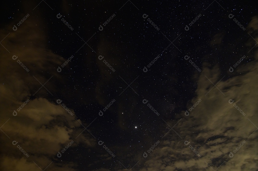 Céu, estrelas, nuvens à noite