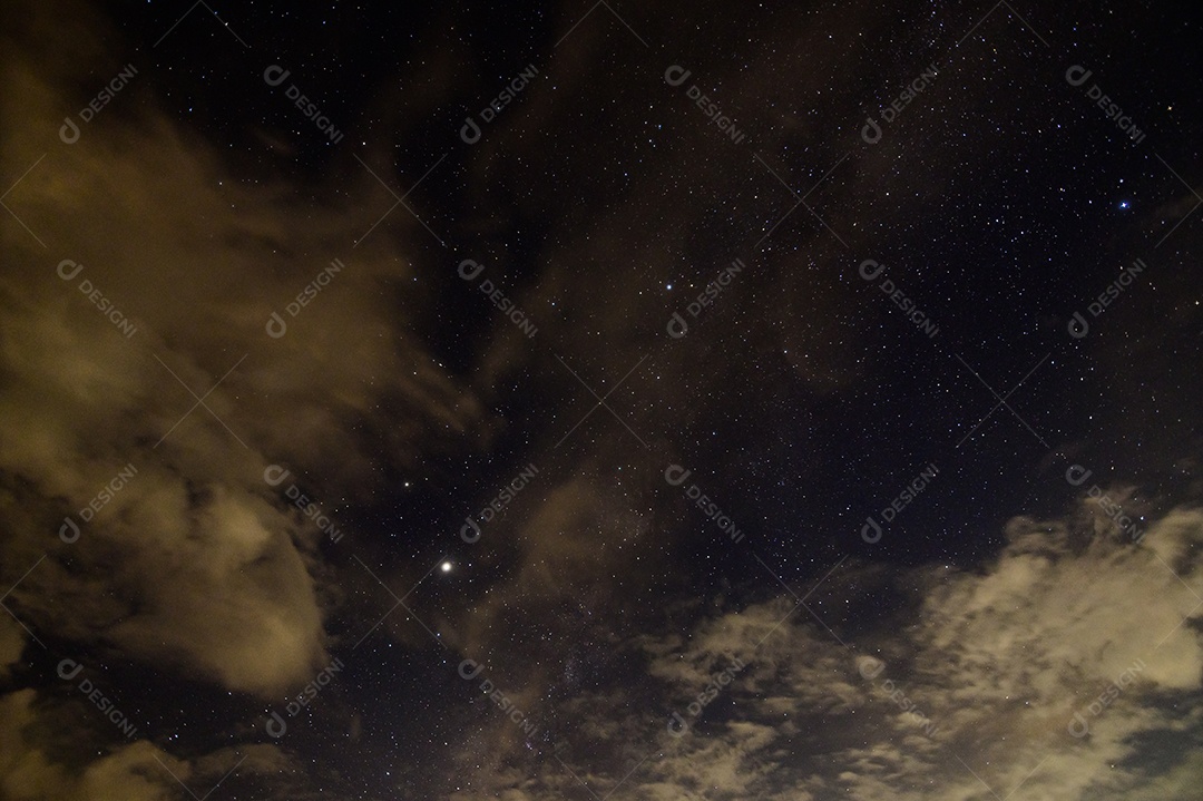 Céu, estrelas, nuvens à noite