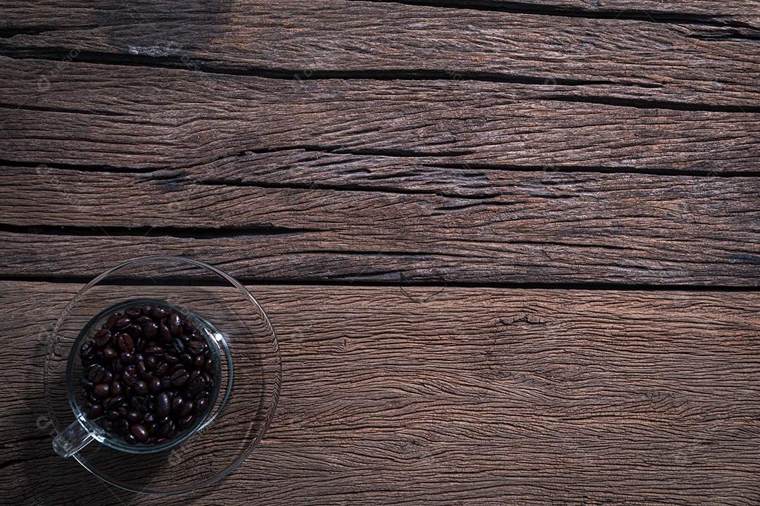 Xícara de grãos de café na vista superior da mesa