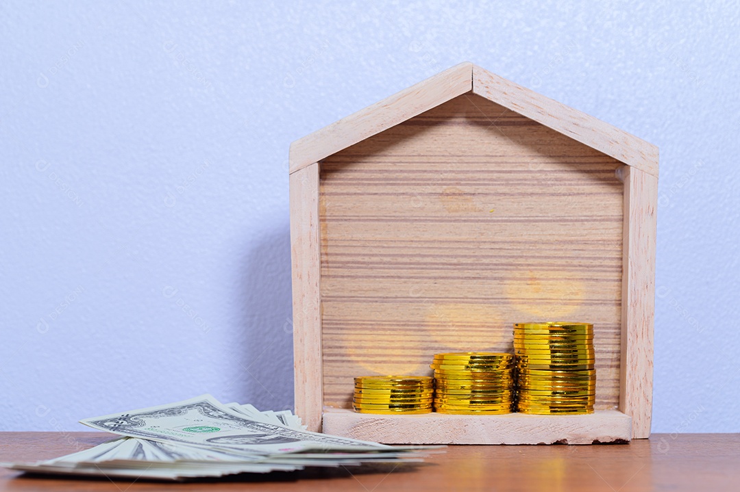 O conceito de casa da etapa de pilha de dinheiro economizando dinheiro cena de fundo branco
