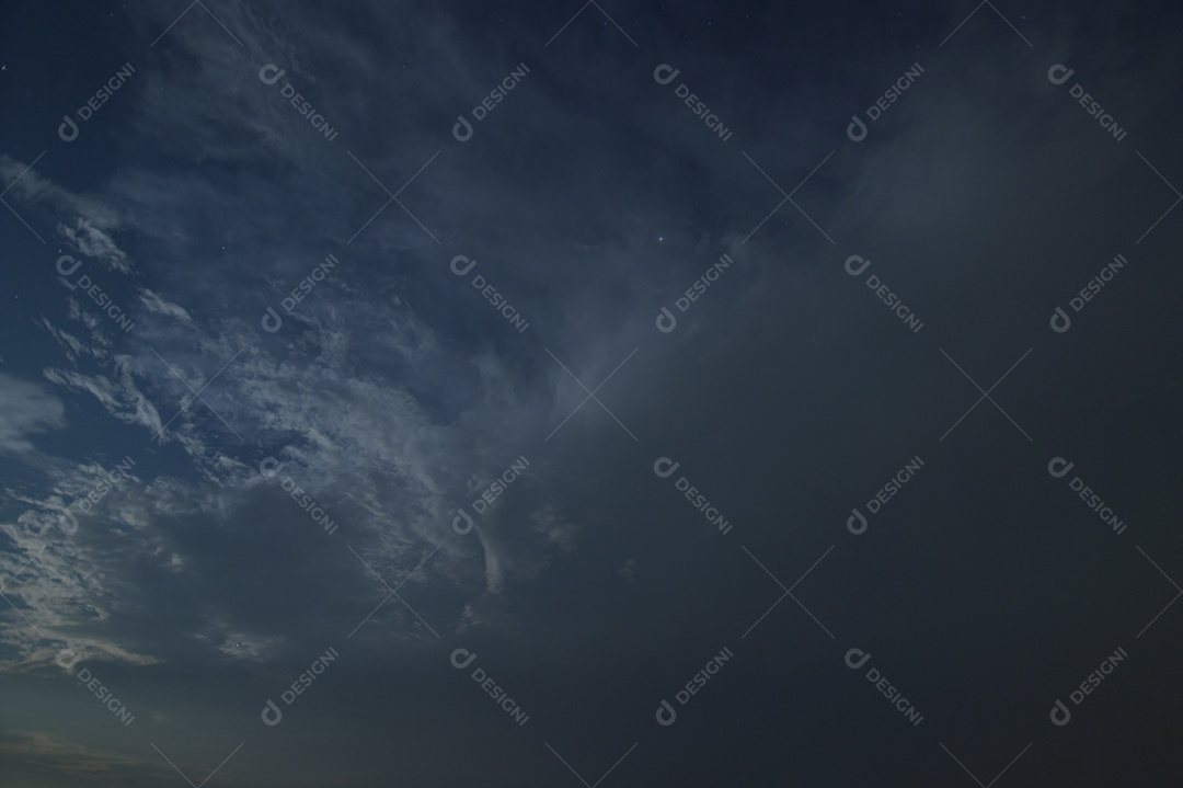 Céu e nuvens de estrelas à noite