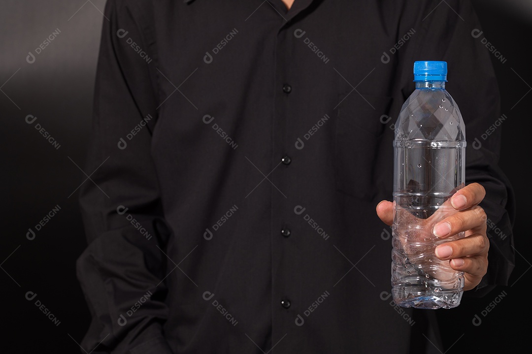 Homem segurando garrafas plásticas, conceito de reciclagem, ama o meio ambiente