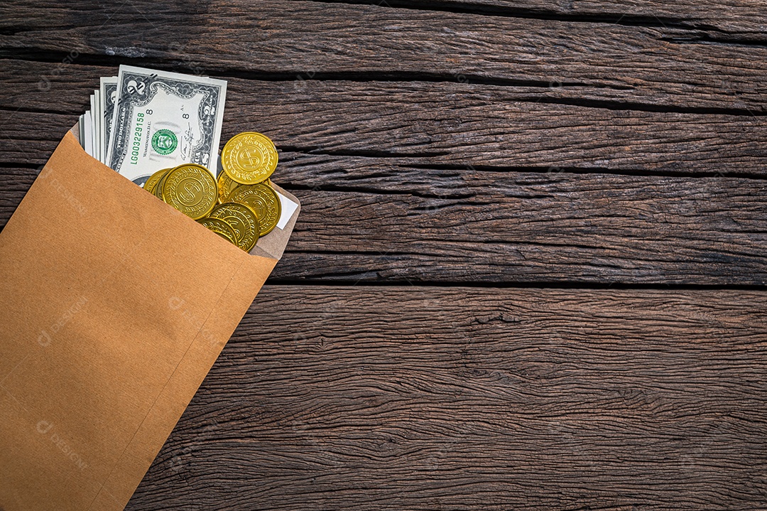 Envelope porta-cédulas e moedas Colocado sobre a mesa