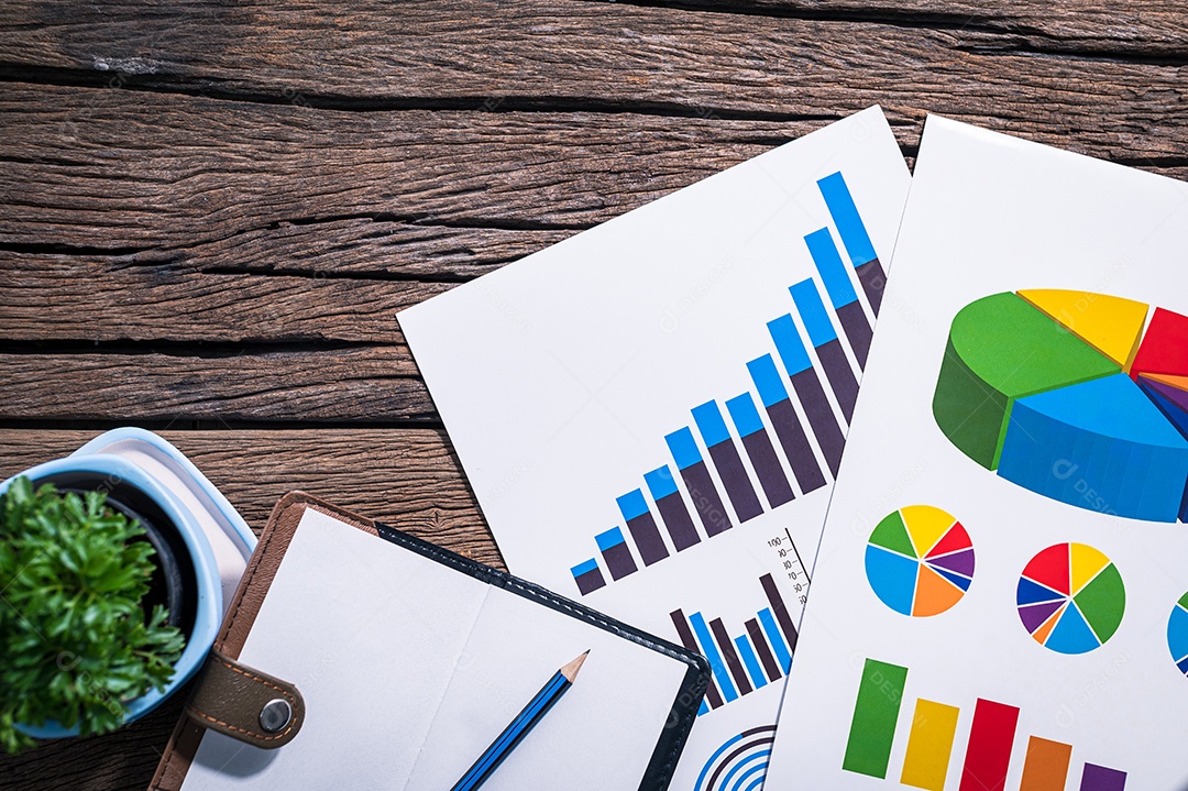 Lápis de caderno de documentos são colocados na vista superior da área de trabalho.