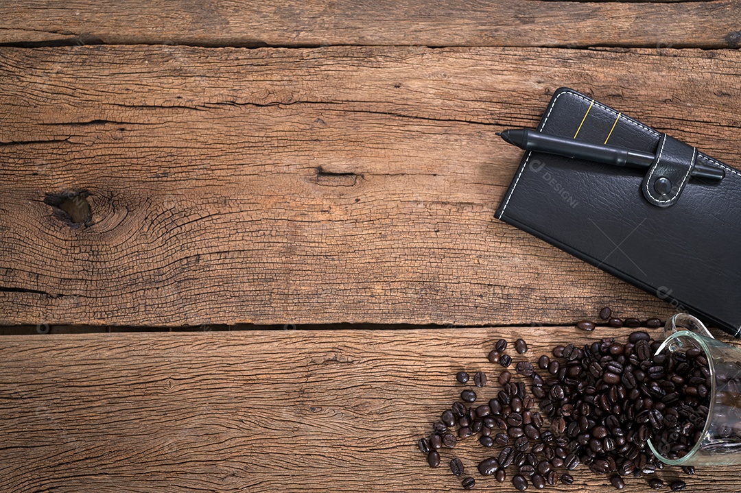 Os grãos de café no copo são colocados na vista superior da mesa