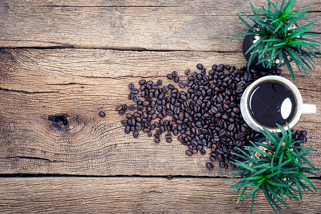 Canecas de café e grãos de café na mesa, vista superior