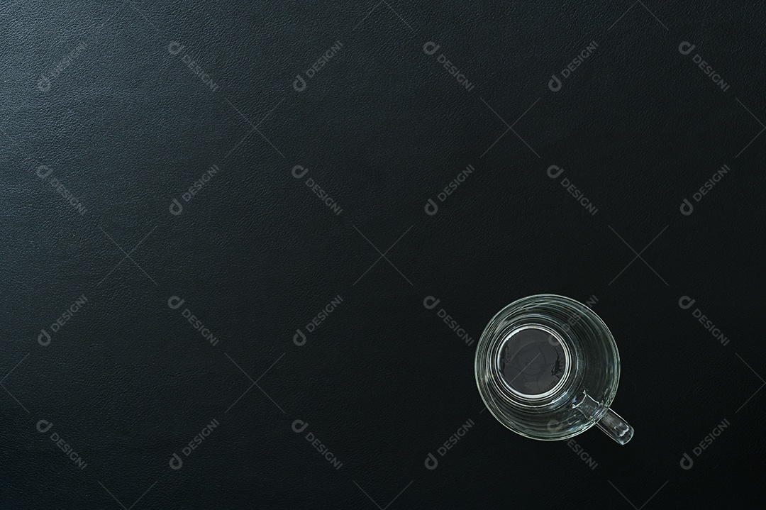 O copo está vazio na mesa, vista superior.