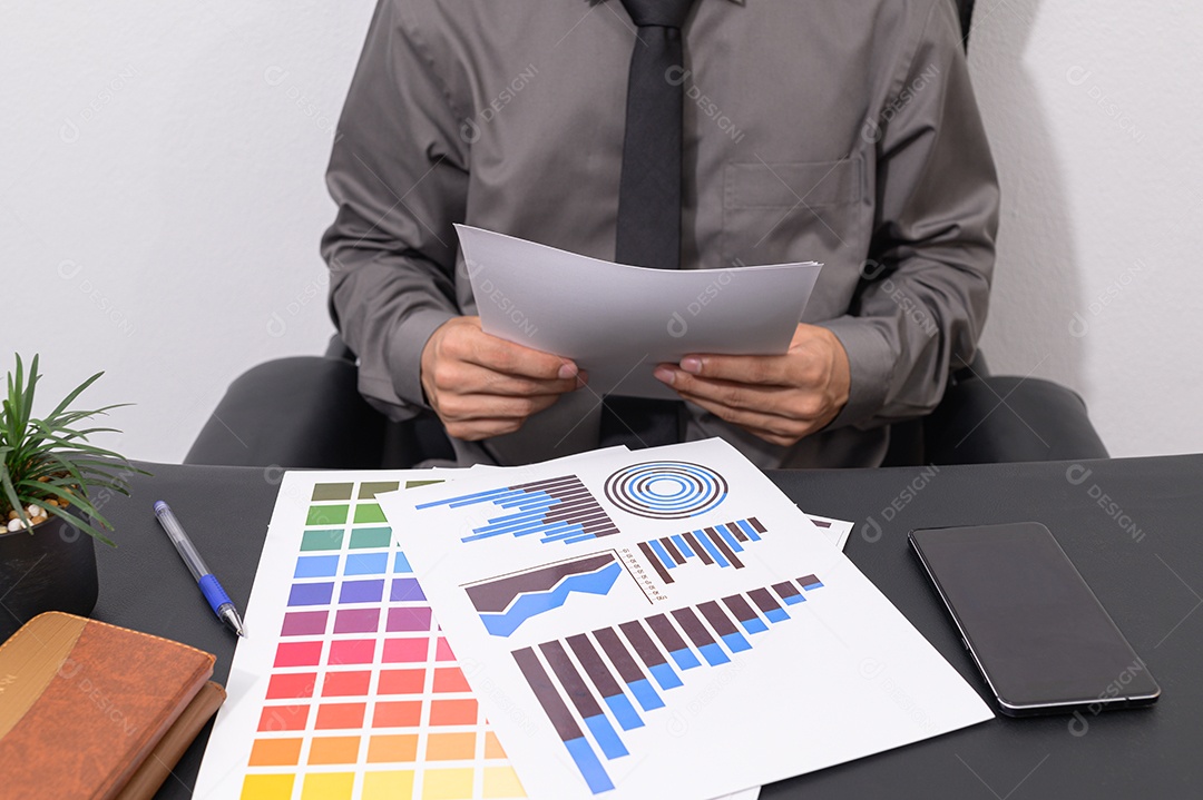 Empresário seguram cofrinhos em suas mesas