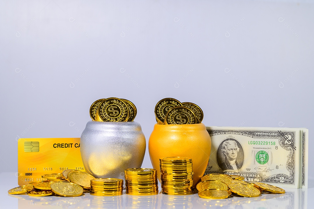 Conceito de economizar dinheiro, pilha de dinheiro cena de fundo branco