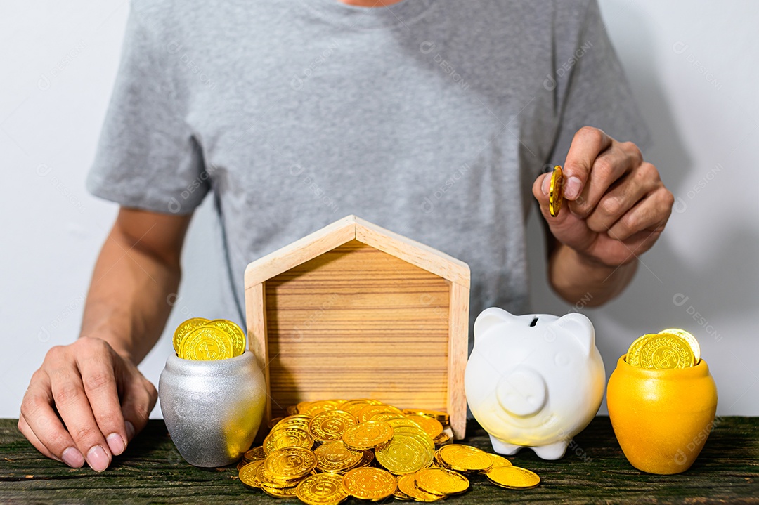 O conceito de um empresário crescendo para economizar dinheiro