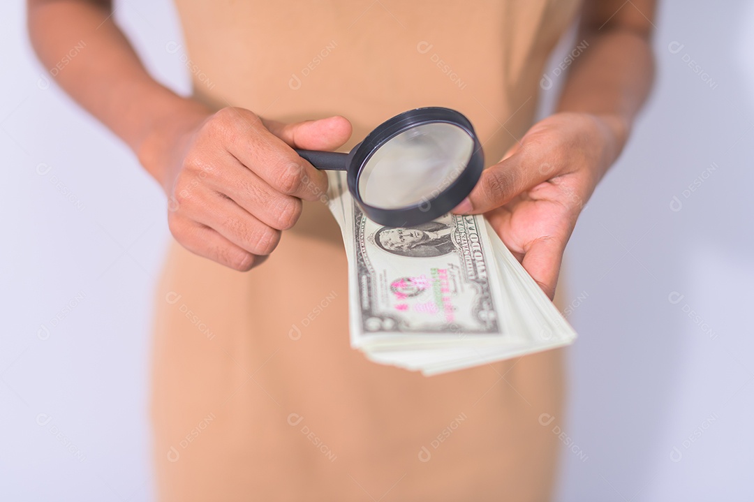 Ideia de mulher de negócios ganhando dinheiro e economizando dinheiro