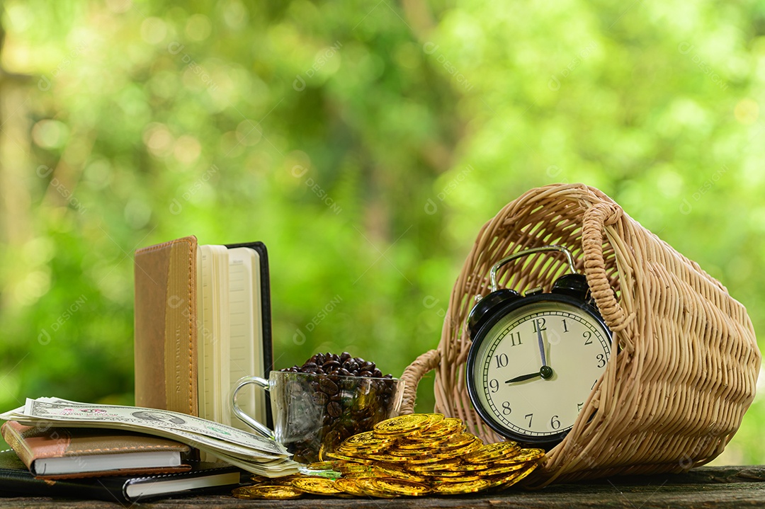 Conceito de economia de dinheiro Desfoque verde bokeh de fundo