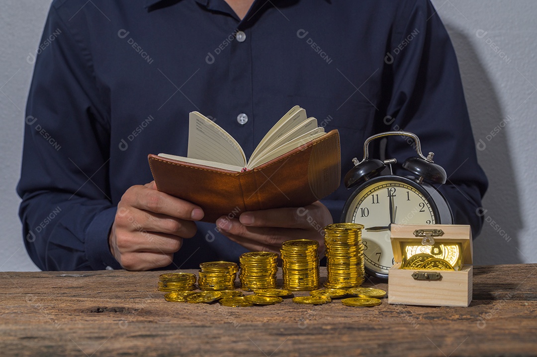 Empresário verifica documentos de contas e ideias de economia de dinheiro