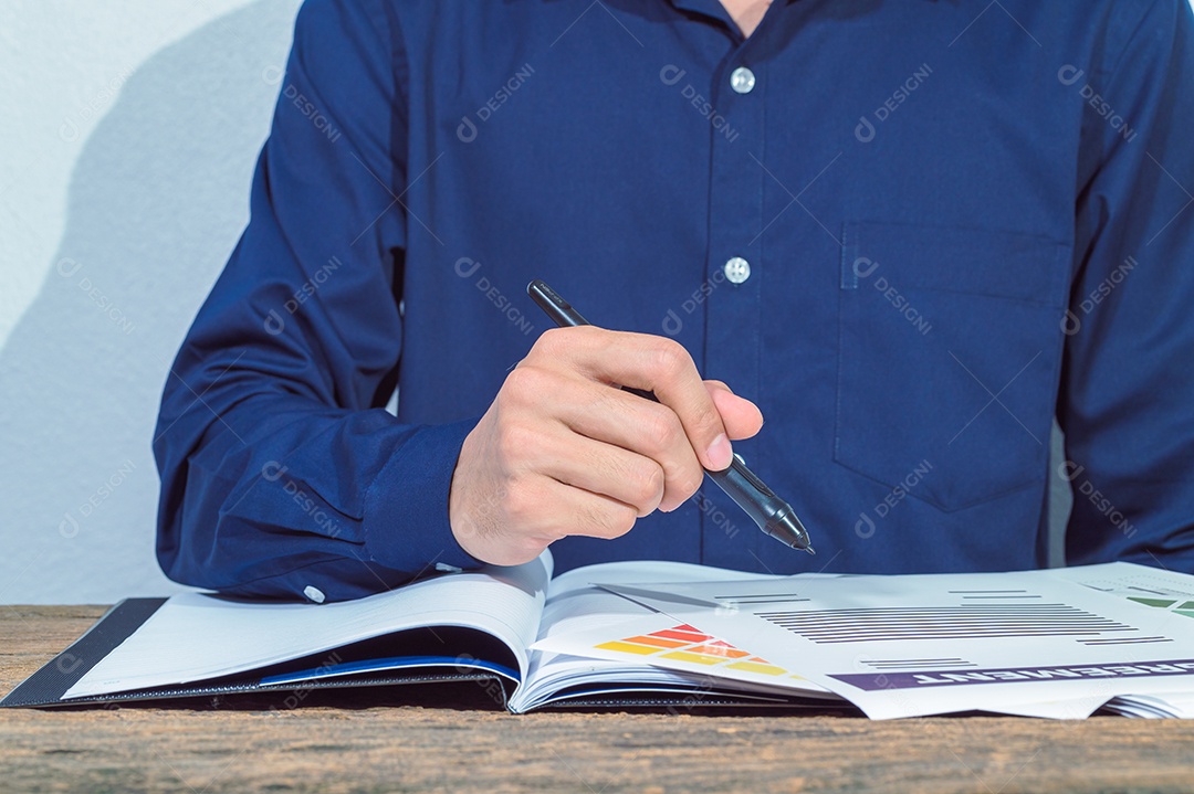 O homem de negócios verifica as contas e documentos sobre a mesa