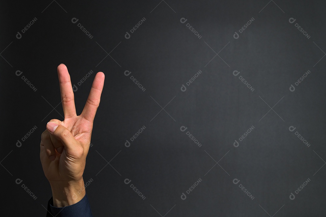 A mão humana levanta dois dedos