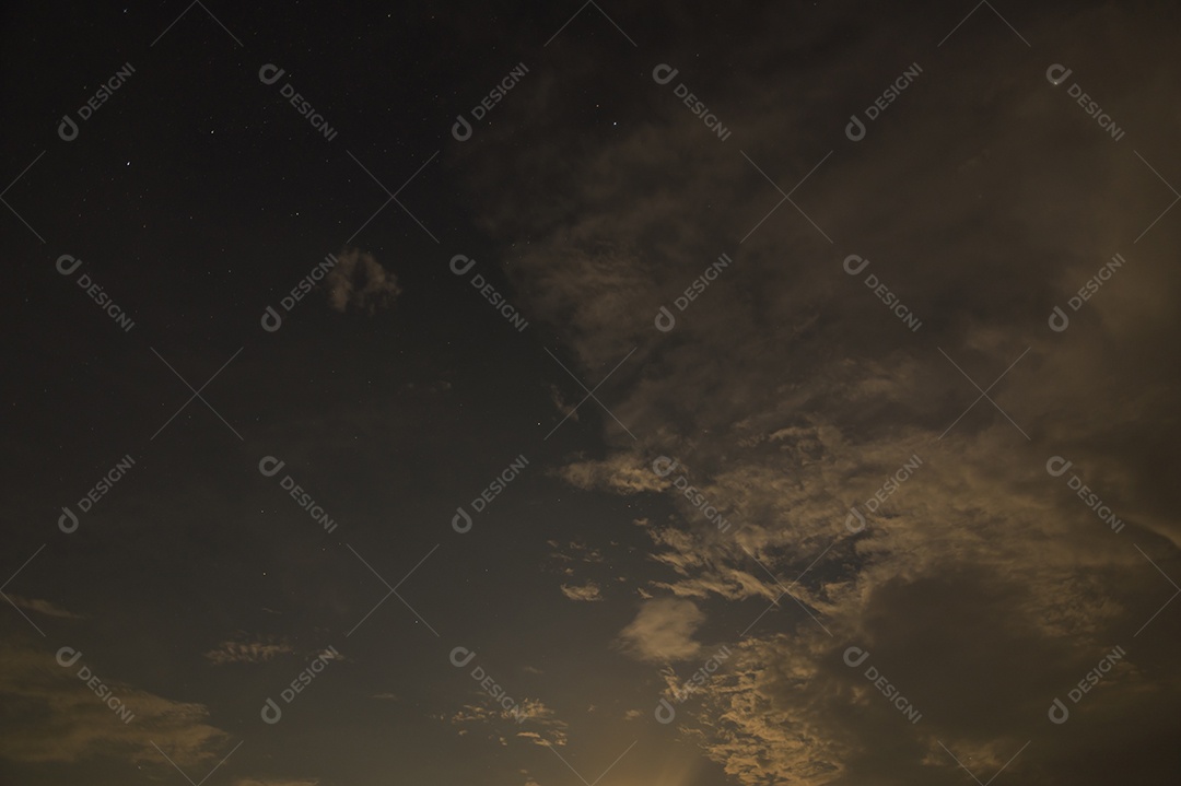 Céu e nuvens de estrelas à noite