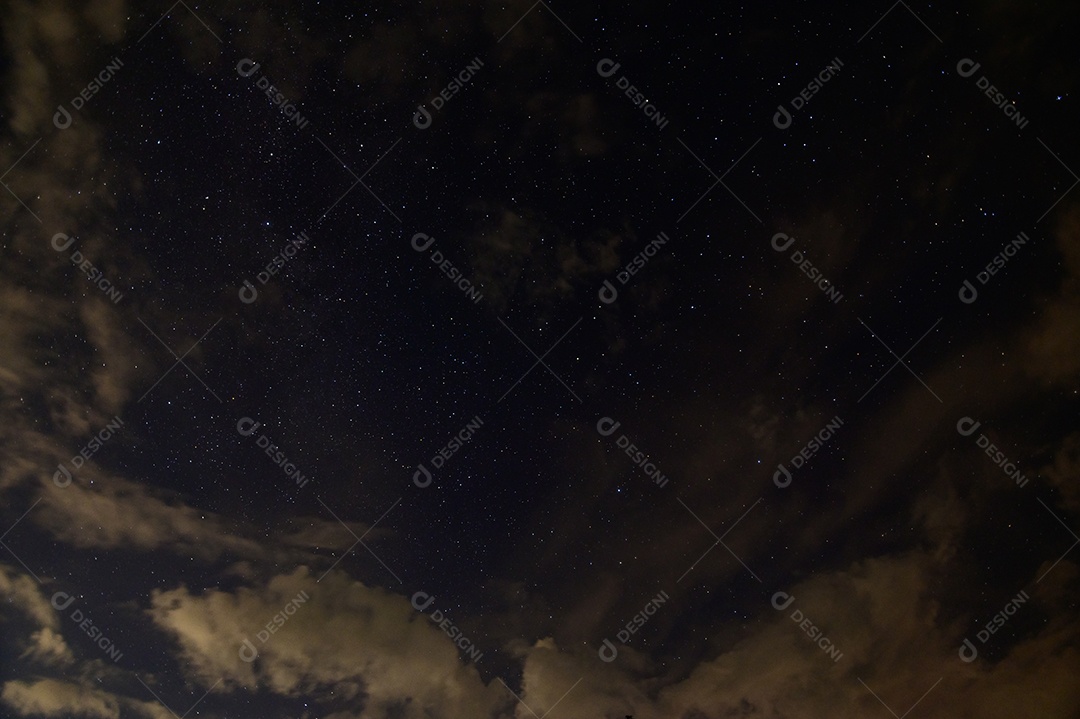 Céu e nuvens de estrelas à noite