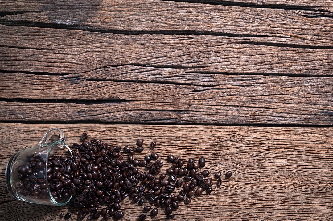 Os grãos de café no copo são colocados na vista superior da mesa
