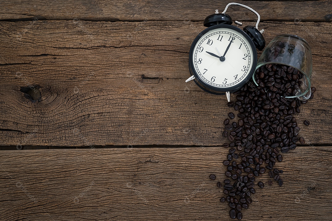 relógio de grão de café é colocado sobre a mesa