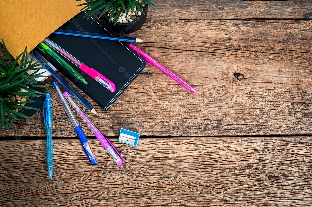 Material de papelaria e livros de caneta na vista superior da mesa